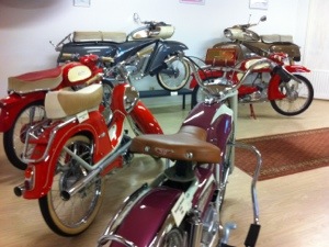 Vårcampen besöker mopedsamling